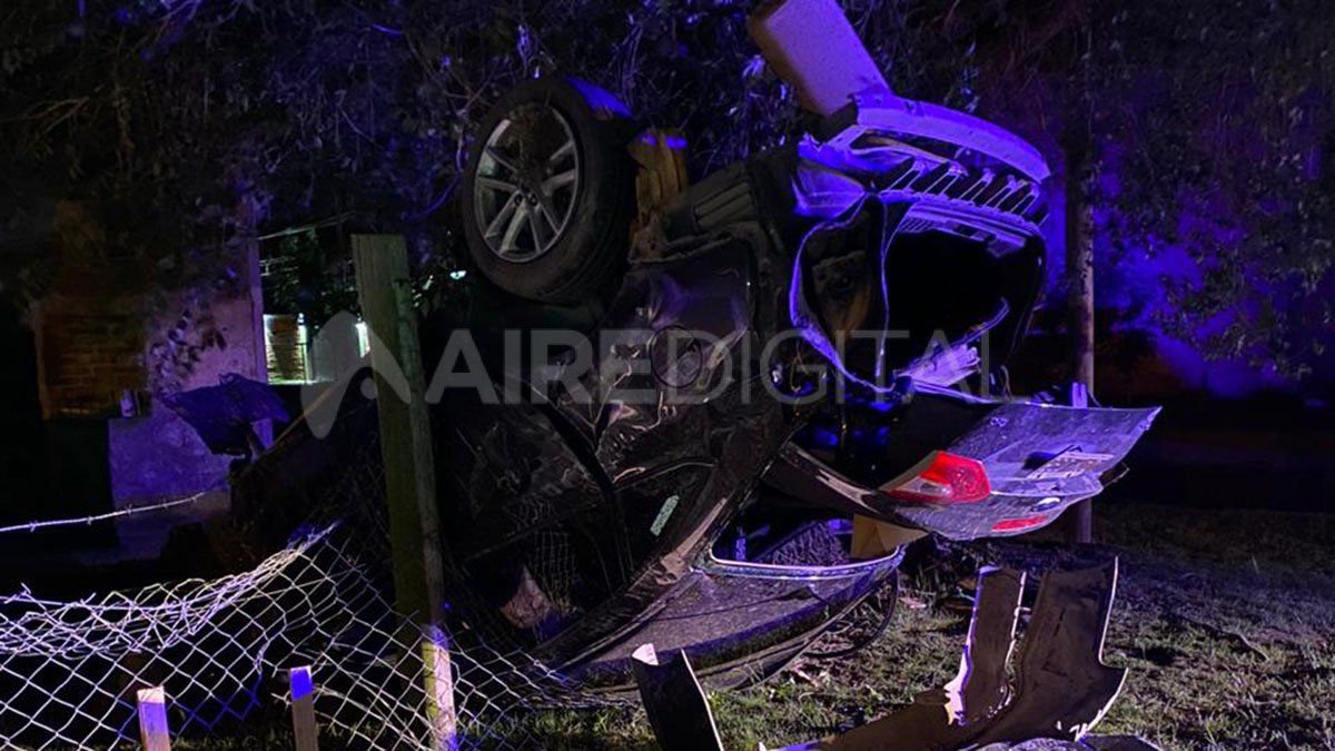 El vehículo quedó incrustado en el alambrado. Por fortuna