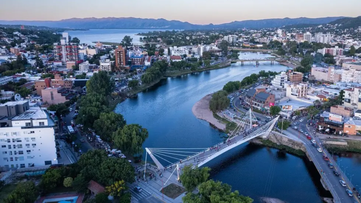 Villa Carlos Paz, es uno de los principales destinos turísticos de la provincia de Córdoba. Villa Carlos Paz, es uno de los principales destinos turísticos de la provincia de Córdoba.