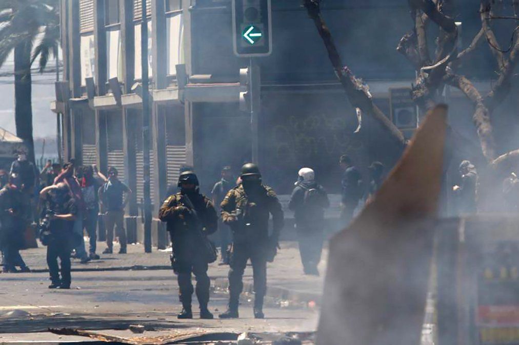 Ascienden a 15 los muertos en Chile y Piñera convoca a “todos los sectores políticos” a buscar una solución