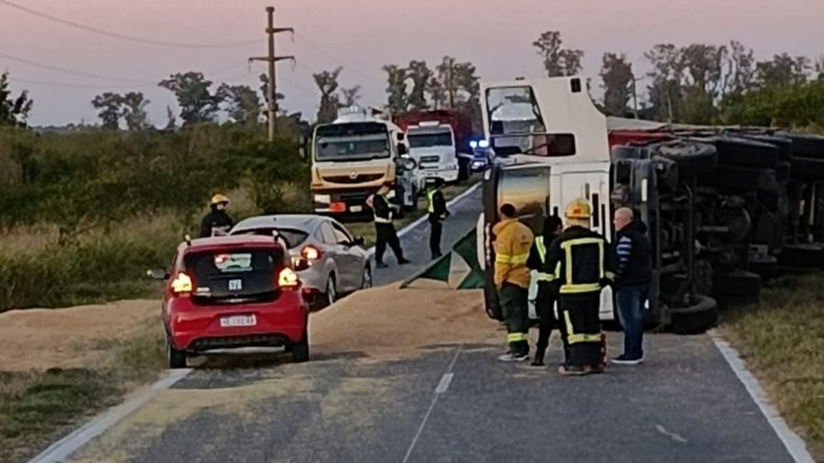 El vuelco ocurrió durante la tarde del domingo en Ruta 1, cerca del acceso a Helvecia.