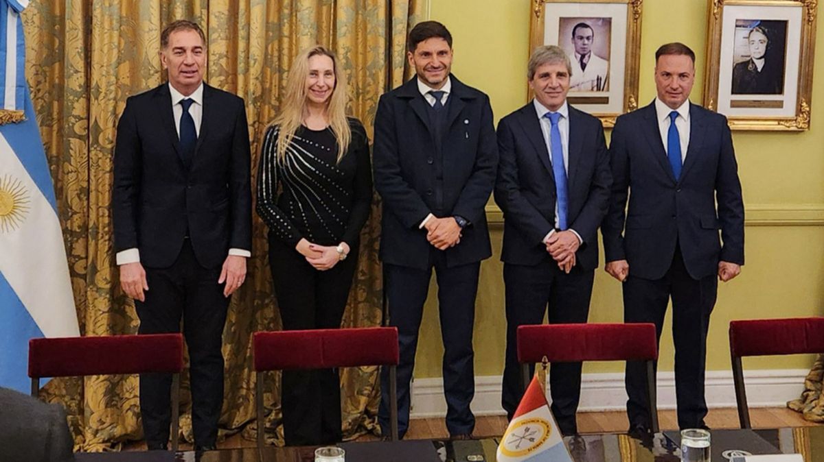 En un hecho inédito en Argentina, el gobernador de Santa Fe firmó el convenio por el cual la Provincia asumirá durante 20 años, con recursos propios, la administración, el mantenimiento y la ejecución de obras sobre la Ruta Nacional A012.