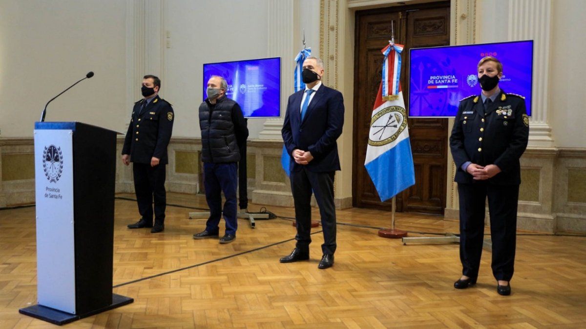 Ariel Zancocchia (primero desde la izquierda en la foto) asumió como subjefe de la Policía de la Provincia de Santa Fe en septiembre de 2020.