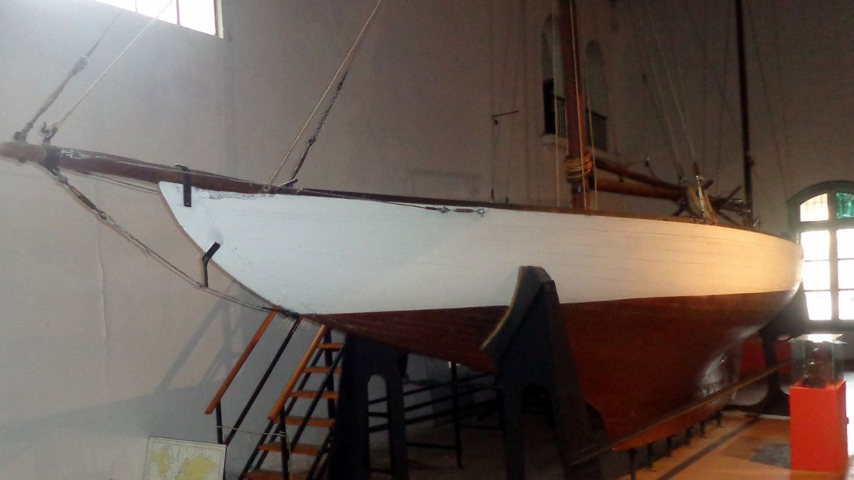 Este es el Lehg I, velero con el cual Vito Dumas realizó la travesía Arcachon (Francia)-Buenos Aires, batiendo así el récord mundial de navegación de un hombre solo. Se encuentra en el Museo del Transporte de Luján, provincia de Buenos Aires. Su eslora era de apenas 7,94 metros. Este es el Lehg I, velero con el cual Vito Dumas realizó la travesía Arcachon (Francia)-Buenos Aires, batiendo así el récord mundial de navegación de un hombre solo. Se encuentra en el Museo del Transporte de Luján, provincia de Buenos Aires. Su eslora era de apenas 7,94 metros.