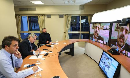 Alberto Fernández, Máximo Kirchner y Sergio Massa durante la videoconferencia con legisladores del bloque opositor. Alberto Fernández, Máximo Kirchner y Sergio Massa durante la videoconferencia con legisladores del bloque opositor.