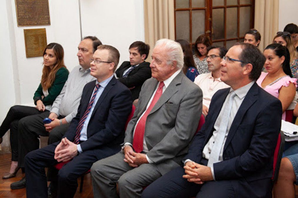 Eduardo Spuler (en el centro de la foto vestido de gris) dio positivo al test de coronavirus y es el primer Ministro de la Corte Suprema de Santa Fe con covid.&nbsp;