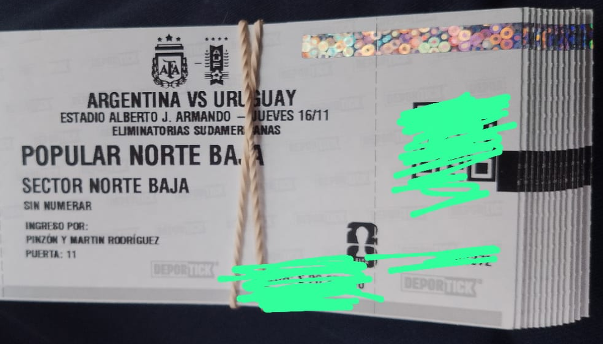 Algunas de las entradas falsas que se vendieron en la previa de Argentina vs. Uruguay. Algunas de las entradas falsas que se vendieron en la previa de Argentina vs. Uruguay.