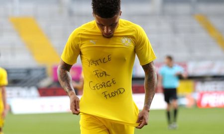 Jadon Sancho, figura del Borussia Dortmund, celebra su gol pidiendo justicia por la muerte del afroamericano George Floyd. Jadon Sancho, figura del Borussia Dortmund, celebra su gol pidiendo justicia por la muerte del afroamericano George Floyd.