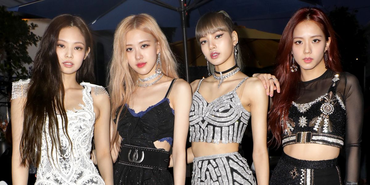 BLACKPINK, compuesto por Jennie, Jisoo, Rosé y Lisa, es uno de los grupos de kpop más exitosas del mundo. BLACKPINK, compuesto por Jennie, Jisoo, Rosé y Lisa, es uno de los grupos de kpop más exitosas del mundo.