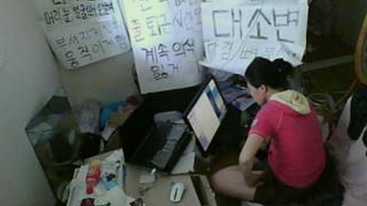 Chip Chan en su habitación