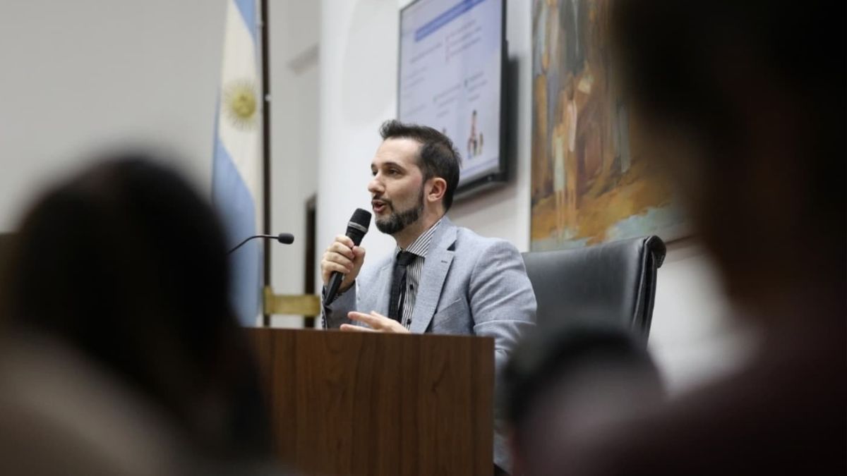 Ainciart es licenciado en psicología y presidente de la Fundación Latinoamericana para el Estudio de la Diversidad y los Trastornos de Inicio en la Infancia (FLEDNI). Ainciart es licenciado en psicología y presidente de la Fundación Latinoamericana para el Estudio de la Diversidad y los Trastornos de Inicio en la Infancia (FLEDNI).
