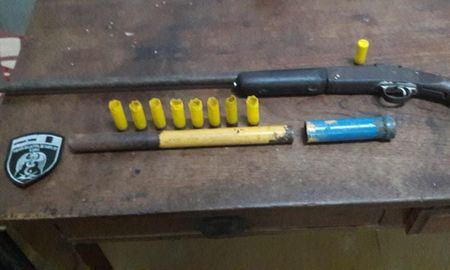 En barrio Los Espinillos se secuestraron dos armas de fuego. En barrio Los Espinillos se secuestraron dos armas de fuego.