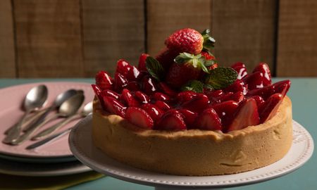 Tarta de frutillas con crema oara el postre. Tarta de frutillas con crema oara el postre.