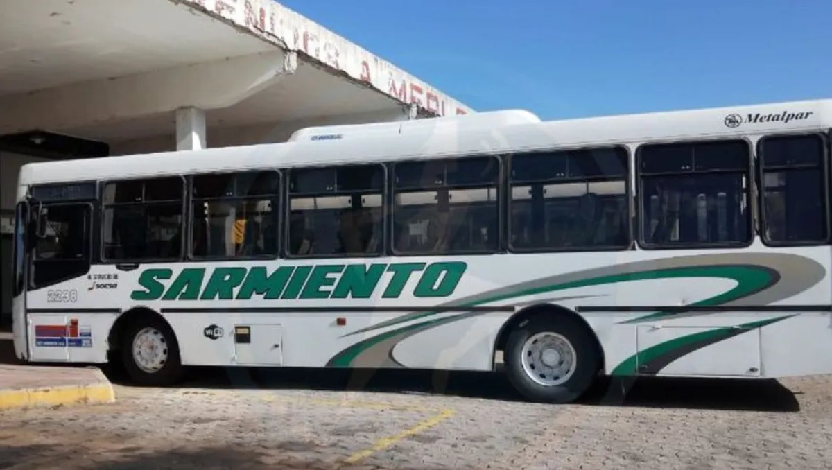 Córdoba: una mujer le sacó el arma a un policía y le gatilló en un colectivo