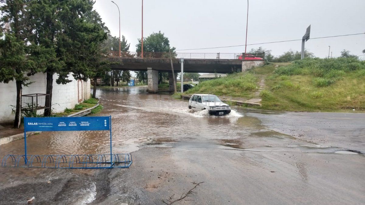 Caño roto en el ingreso al Yacht Club&nbsp;