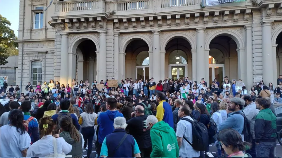 Los trabajadores y organismos de derechos humanos denuncian la medida.