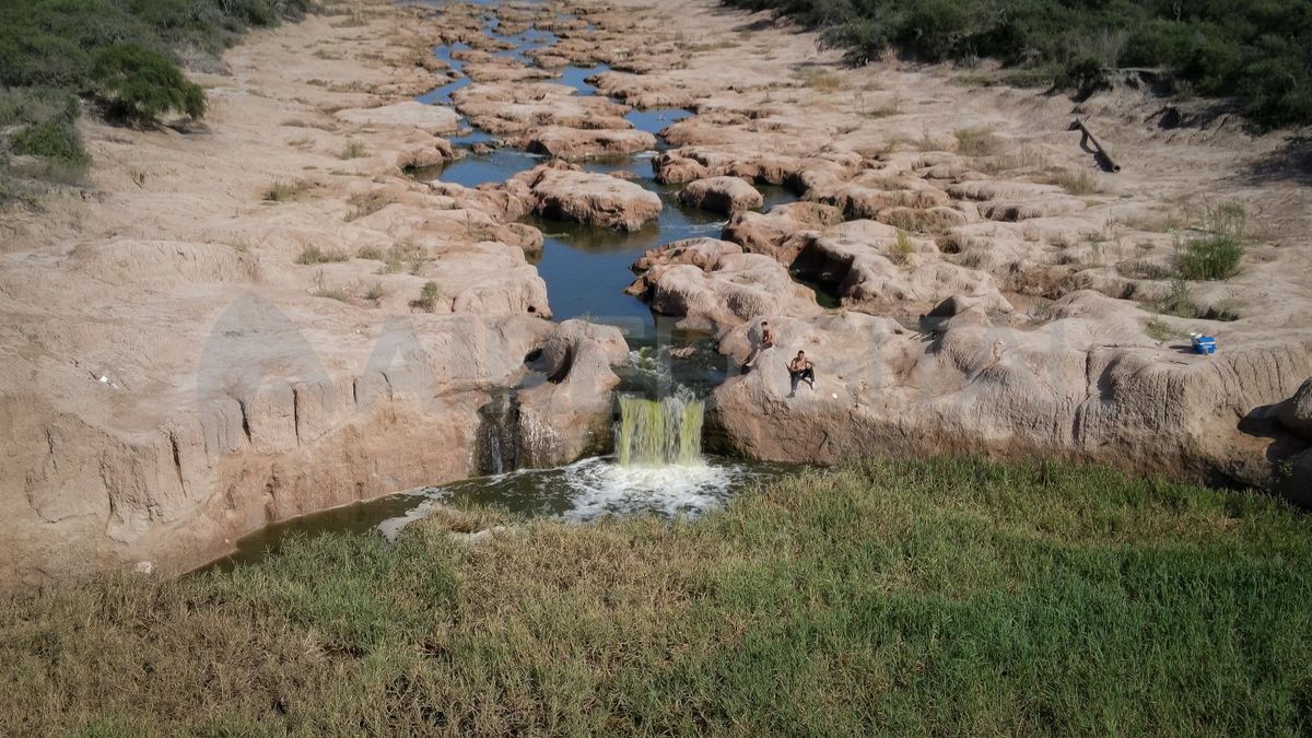 El arroyo Colastiné ofrece una cascada natural que convirtió a Coronda en una de las escapadas favoritas del verano.