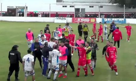 Batalla campal en el clásico de Rafaela: la violencia suspendió Ferro vs Peñarol Batalla campal en el clásico de Rafaela: la violencia suspendió Ferro vs Peñarol
