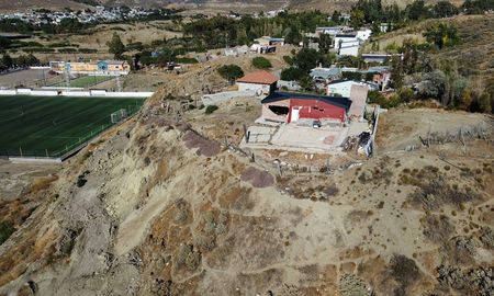 Efecto del desplazamiento de la ladera sur del cerro Hermitte, en Comodoro Rivadavia. Efecto del desplazamiento de la ladera sur del cerro Hermitte, en Comodoro Rivadavia.