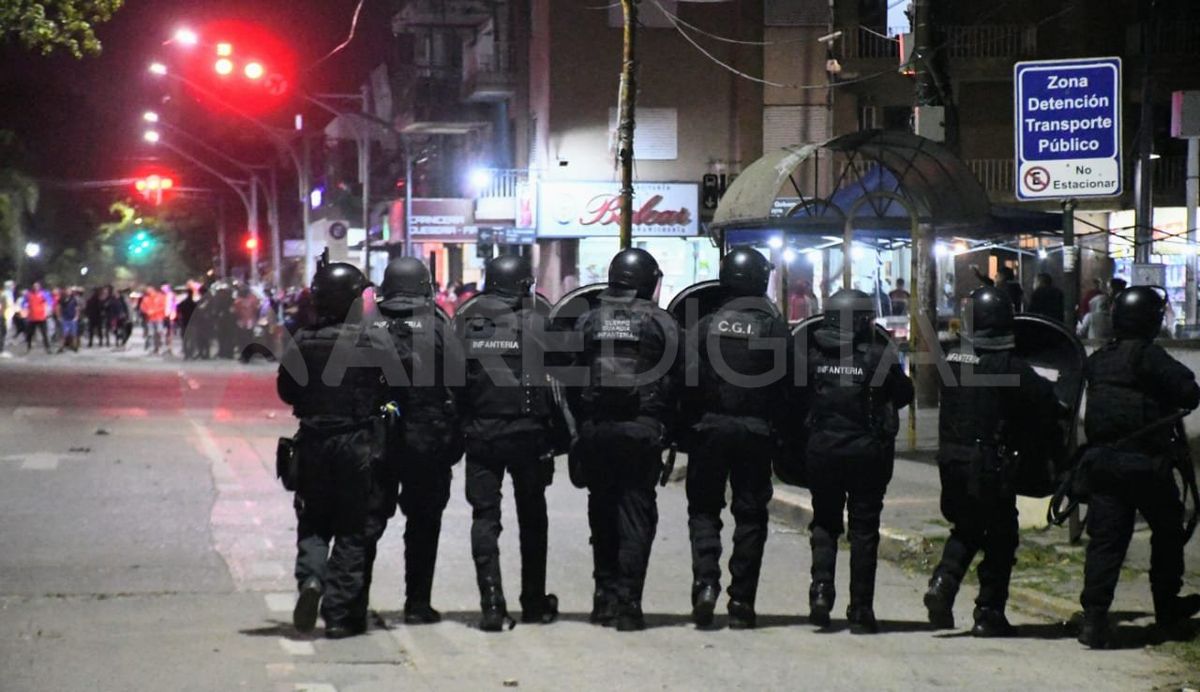 Hinchas de Unión y efectivos policiales se enfrentaron en inmediaciones del Estadio 15 de Abril.