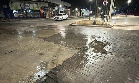 Una importante pérdida de agua afecta la rotonda de J.J. Paso y Zavalla en Santa Fe. Una importante pérdida de agua afecta la rotonda de J.J. Paso y Zavalla en Santa Fe.
