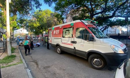 Durante la tarde de este martes, conductores de un auto y una moto protagonizaron un accidente de tránsito en Bulevar Pellegrini al 2600. Durante la tarde de este martes, conductores de un auto y una moto protagonizaron un accidente de tránsito en Bulevar Pellegrini al 2600.