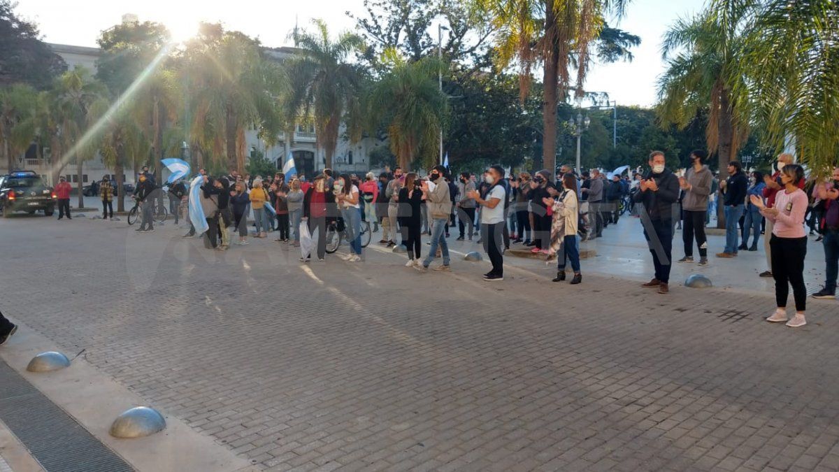 La movilización se expandió y se trasladó hacia la vereda de Casa de Gobierno.