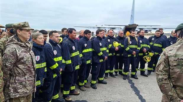 El equipo especializado en búsqueda y rescate urbano de la Federación Santafesina de Bomberos Voluntarios salió este sábado desde la Base Aérea Militar de El Palomar a bordo de un avión Hércules.