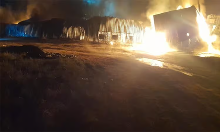 Un incendio de gran magnitud se registró durante la madrugada en una fábrica de colchones del Parque Industrial de Paraná. Un incendio de gran magnitud se registró durante la madrugada en una fábrica de colchones del Parque Industrial de Paraná.