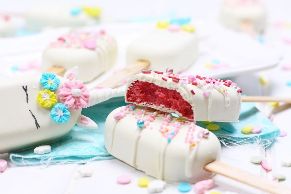 Paletas de bizcochuelo decorados para disfrutar a la tarde