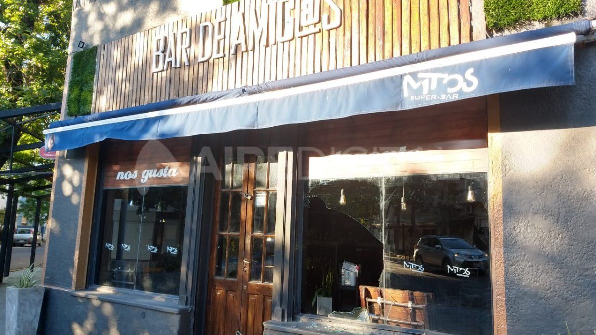 Al menos una persona destrozó parte de la vidriera contigua a la puerta de entrada al bar Mitos