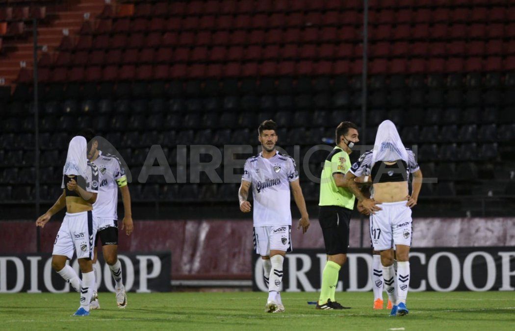 Los jugadores del Cervecero se lamentan tras la derrota en los penales.