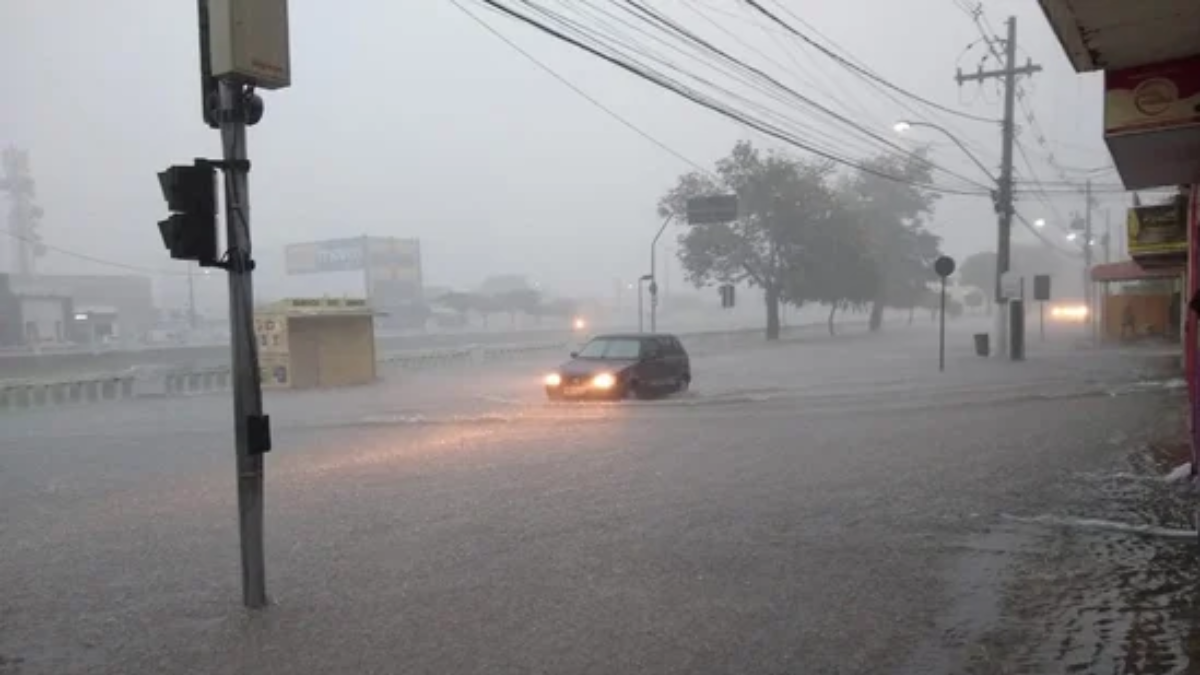 Bahía Blanca en emergencia: el SMN elevó a alerta roja por tormentas Bahía Blanca en emergencia: el SMN elevó a alerta roja por tormentas