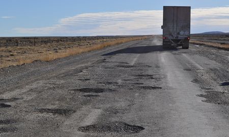 La ruta 40, columna vertebral del país, presenta baches y pozos de gran magnitud en Chubut. Es parte de los tramos que continúan sin mantenimiento. Crédito: ADNSUR. La ruta 40, columna vertebral del país, presenta baches y pozos de gran magnitud en Chubut. Es parte de los tramos que continúan sin mantenimiento. Crédito: ADNSUR.