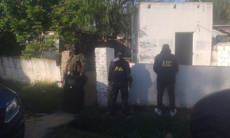 Policías de la AIC en uno de los domicilios allanados. Policías de la AIC en uno de los domicilios allanados.