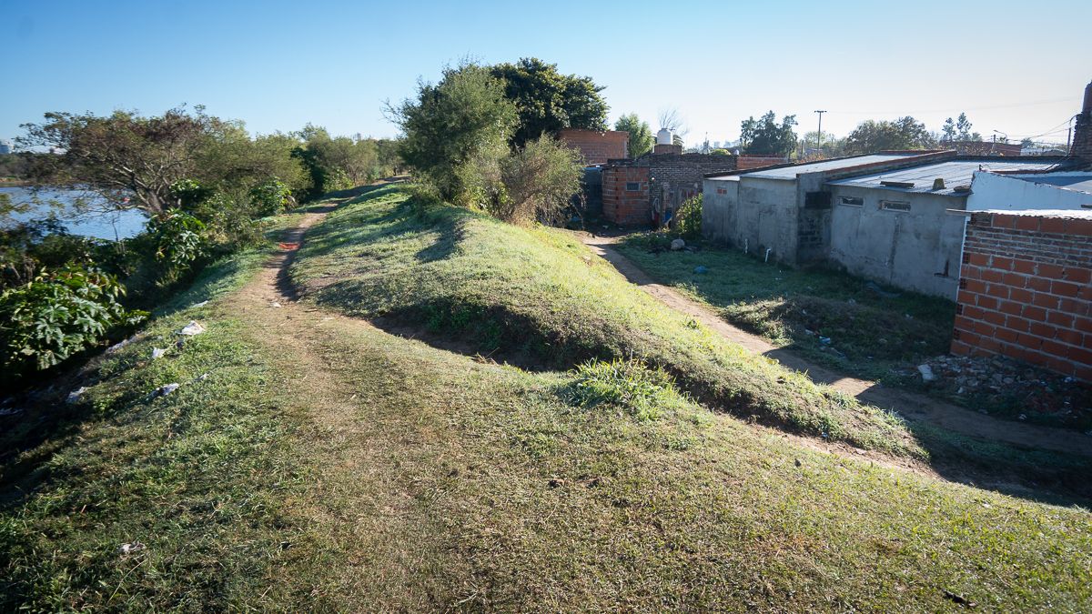 En parte de las defensas de Alto Verde, los terraplenes son tan angosto que impiden el ingreso de maquinarias necesarias para el mantenimiento. En parte de las defensas de Alto Verde, los terraplenes son tan angosto que impiden el ingreso de maquinarias necesarias para el mantenimiento.