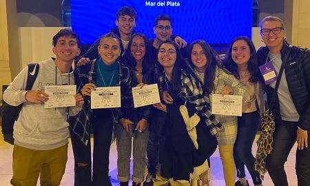 Alumnos de 2° años de la Licenciatura en Ciencias de la Comunicación de la UCSF junto con la Lic. Milagros Vigil, directora de la carrera, tras la premiación. Alumnos de 2° años de la Licenciatura en Ciencias de la Comunicación de la UCSF junto con la Lic. Milagros Vigil, directora de la carrera, tras la premiación.
