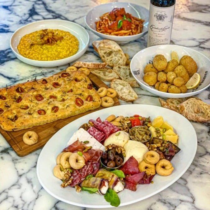 Un almuerzo o cena completo para dos personas ronda los $5000.