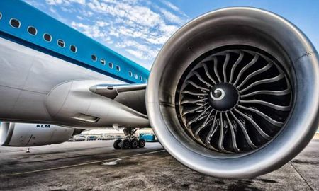 Pasajeros y tripulación lograron evacuar el avión tras el incidente con la turbina. Pasajeros y tripulación lograron evacuar el avión tras el incidente con la turbina.