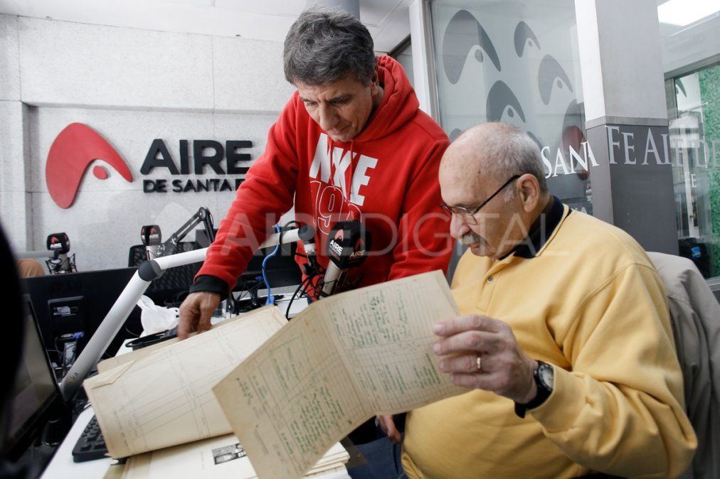 Luis Mino y H&eacute;ctor Micheloud en uno de los micros que desde agosto se realizan en Aire de Santa Fe para recordar la historia de la construcci&oacute;n del t&uacute;nel subfluvial.