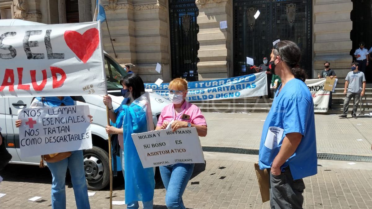 Trabajadores de Salud autoconvocados reclamaron mejoras salariales y laborales frente a Casa de Gobierno.