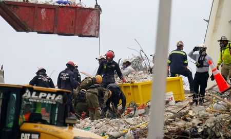 El padre de la niña, que estaba con su hermano en el lugar, cubrió el cuerpo con su chaqueta, colocó una pequeña bandera estadounidense sobre ella y la sacó del área. El padre de la niña, que estaba con su hermano en el lugar, cubrió el cuerpo con su chaqueta, colocó una pequeña bandera estadounidense sobre ella y la sacó del área.