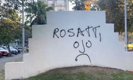 Una de las pintadas apareció en un paredón detrás de los mástiles de la Plaza España, ubicada en el macrocentro santafesino. El grafiti expresa: “Ojo Rosatti”. Una de las pintadas apareció en un paredón detrás de los mástiles de la Plaza España, ubicada en el macrocentro santafesino. El grafiti expresa: “Ojo Rosatti”.