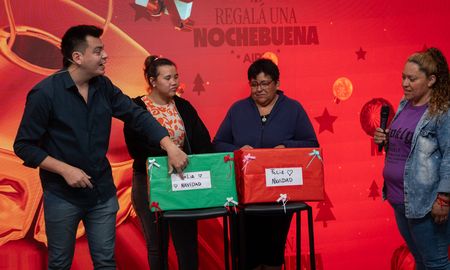 Jesi llegó al estudio de AIRE junto a su madre y su cuñada con dos cajas navideñas decoradas con moños, cartitas y el corazón puesto en cada detalle. Jesi llegó al estudio de AIRE junto a su madre y su cuñada con dos cajas navideñas decoradas con moños, cartitas y el corazón puesto en cada detalle.