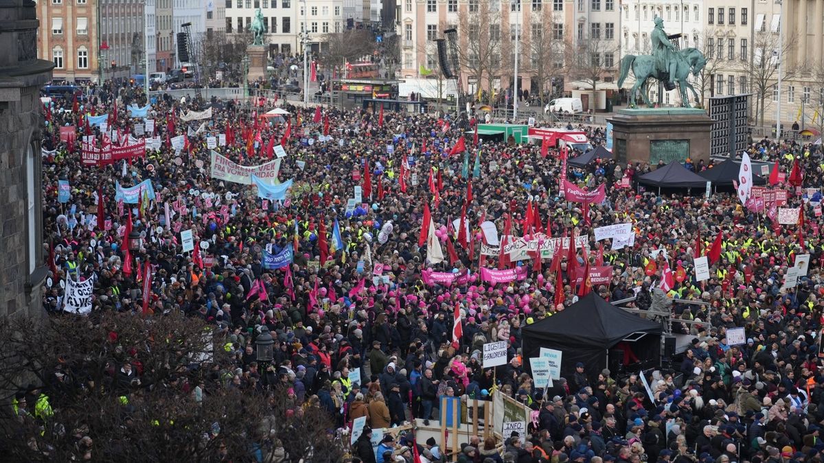 Masiva manifestación en el centro de Copenhague contra la eliminación del feriado del Gran Día de Oraciones.