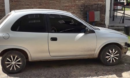 Los jóvenes de 19 y 20 años fueron detenidos este domingo por la tarde luego que la policía reconociera el automóvil en el que se trasladaban como el utilizado en distintos robos en la ciudad. Los jóvenes de 19 y 20 años fueron detenidos este domingo por la tarde luego que la policía reconociera el automóvil en el que se trasladaban como el utilizado en distintos robos en la ciudad.