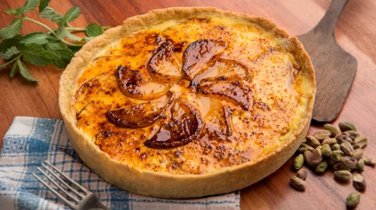 La tarta de peras y pistacho es de fácil preparación gracias a la receta de Maru Botana.