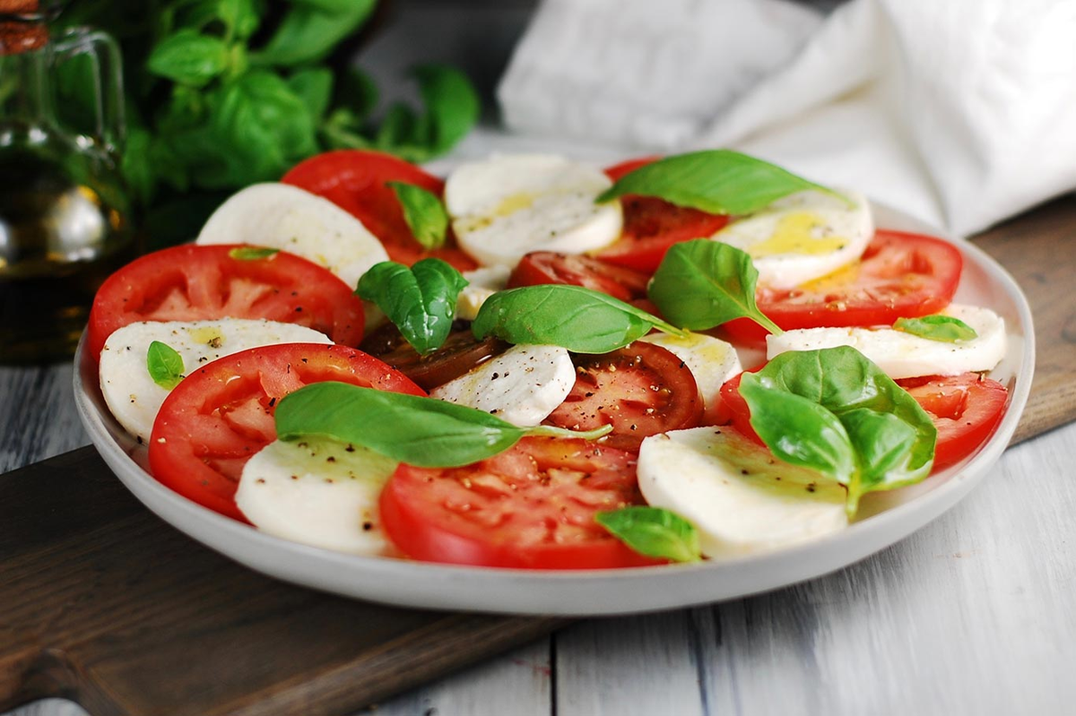 La ensalada caprese es una excelente opción para un almuerzo ligero o como entrante en una cena especial. La ensalada caprese es una excelente opción para un almuerzo ligero o como entrante en una cena especial.