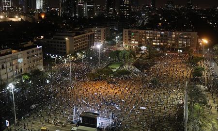 protestas en tiempo de pandemia: una marcha de 2000 personas con distanciamiento social en israel protestas en tiempo de pandemia: una marcha de 2000 personas con distanciamiento social en israel