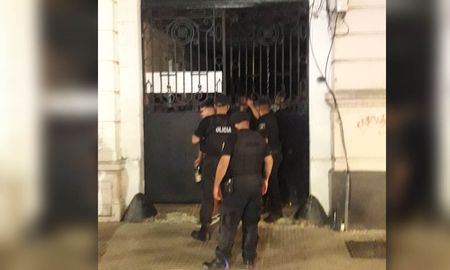 El momento en que los uniformados arribaron al domicilio. El momento en que los uniformados arribaron al domicilio.