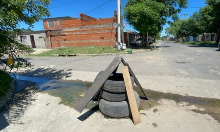 Vecinos de Coronel Dorrego denuncian desbordes cloacales desde hace meses sin soluciones concretas. Vecinos de Coronel Dorrego denuncian desbordes cloacales desde hace meses sin soluciones concretas.